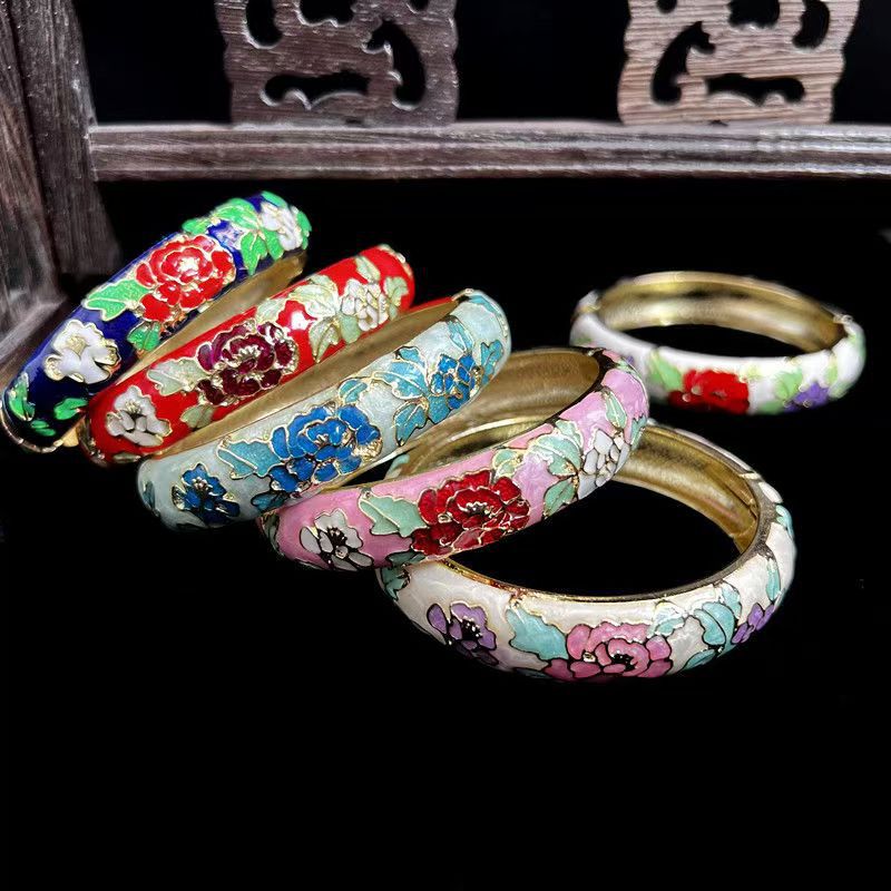 Retro pattern alloy plated bracelet
